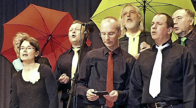 Bei &#8222;I&#8217;m singing in the Ra...azzchor mit bunten Regenschirmen auf.   | Foto: Claudia Bachmann-Goronzy