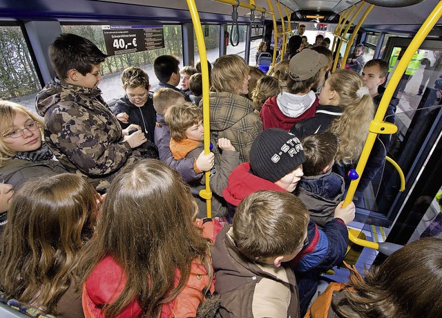 Sie sind die Kostentreiber: Schler in einem vollen Schulbus.   | Foto: DPA