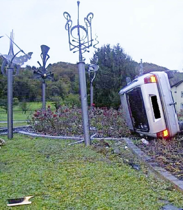 Abgekommen: Ein Auto landet im Kadelburger Kreisel.   | Foto: Polizei