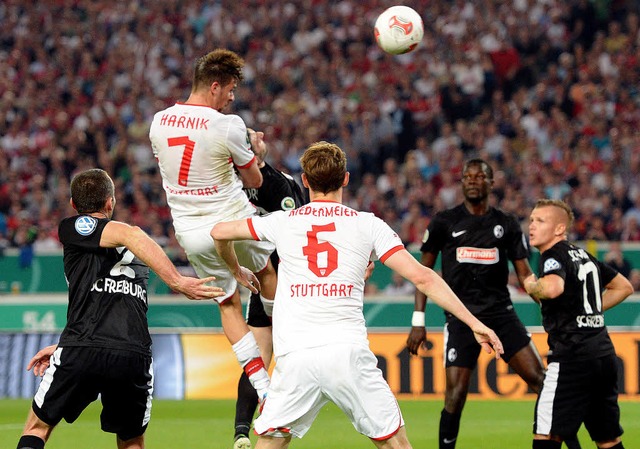 Der entscheidende Treffer: Martin Harn...rzielt das 2:1 fr den VfB Stuttgart.   | Foto: dpa