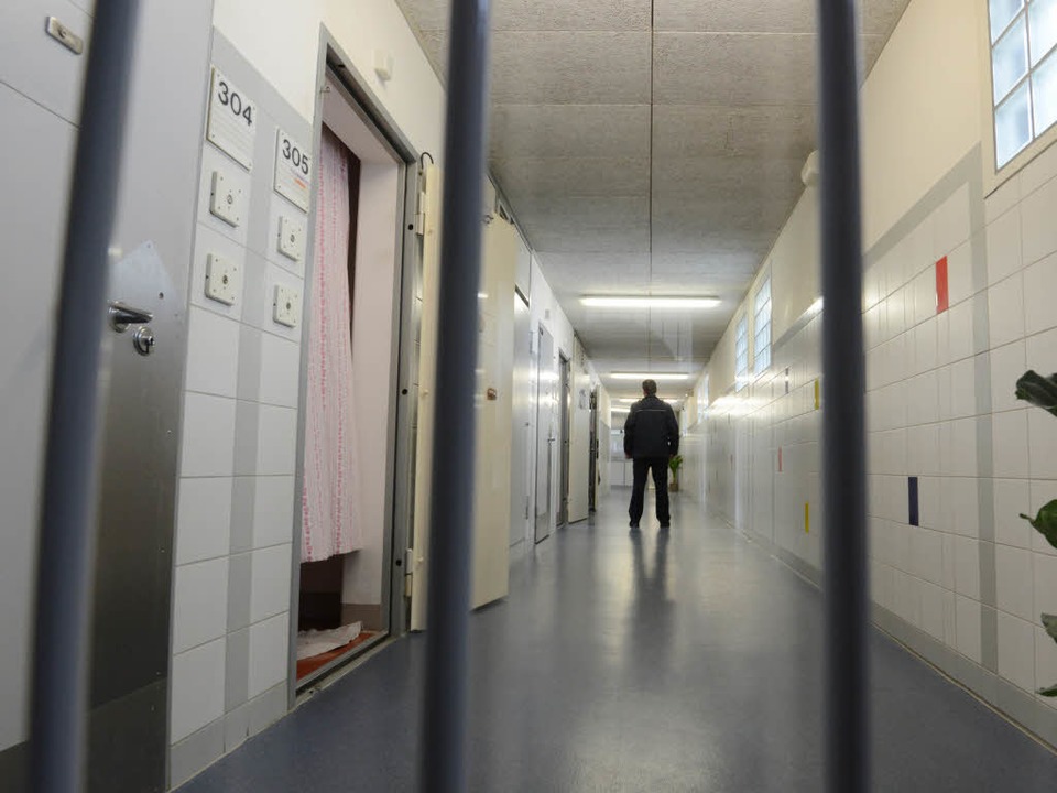 Hinter Gittern steht ein Justizbeamter...erheitsverwahrten in der JVA Freiburg.  | Foto: dpa