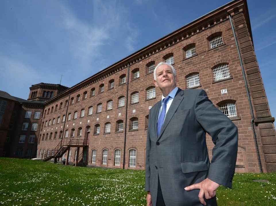 Justizminister Rainer Stickelberger vor der JVA Freiburg.  | Foto: dpa