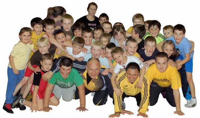 Immer auf die Trainer: Toni Oldak (unten, Zweiter von rechts) mit den Kindern.  | Foto: Verein