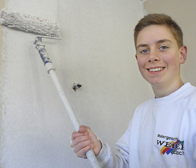 Christian Volk (16) aus Elzach ist Aus...r beim Malergeschft Weber in Elzach.   | Foto: Tobias Winterhalter