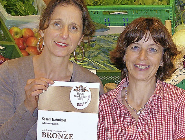 Susanne und Barbara Obergfell mit der Urkunde   | Foto: Liane Schilling