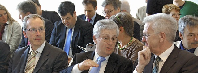 Ministerprsident Winfried Kretschmann..., Brgermeister Huber (links) hrt zu   | Foto: Lauber