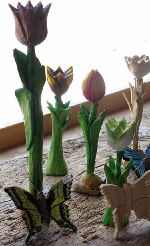 Auch Blumen aus Holz werden in der Ausstellung gezeigt.   | Foto: Ulrike Spiegelhalter