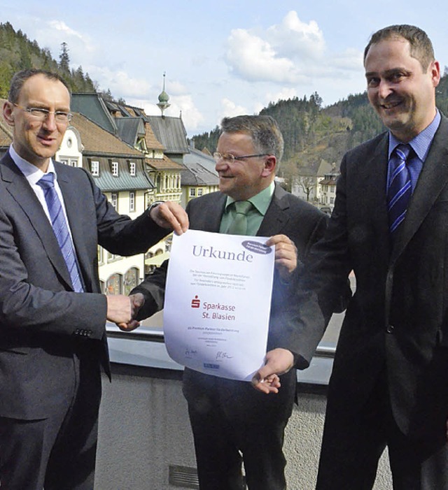 Frank Wenz (Landesbank) berreicht Ger... Volk von der Sparkasse eine Urkunde.   | Foto: Sebastian Barthmes