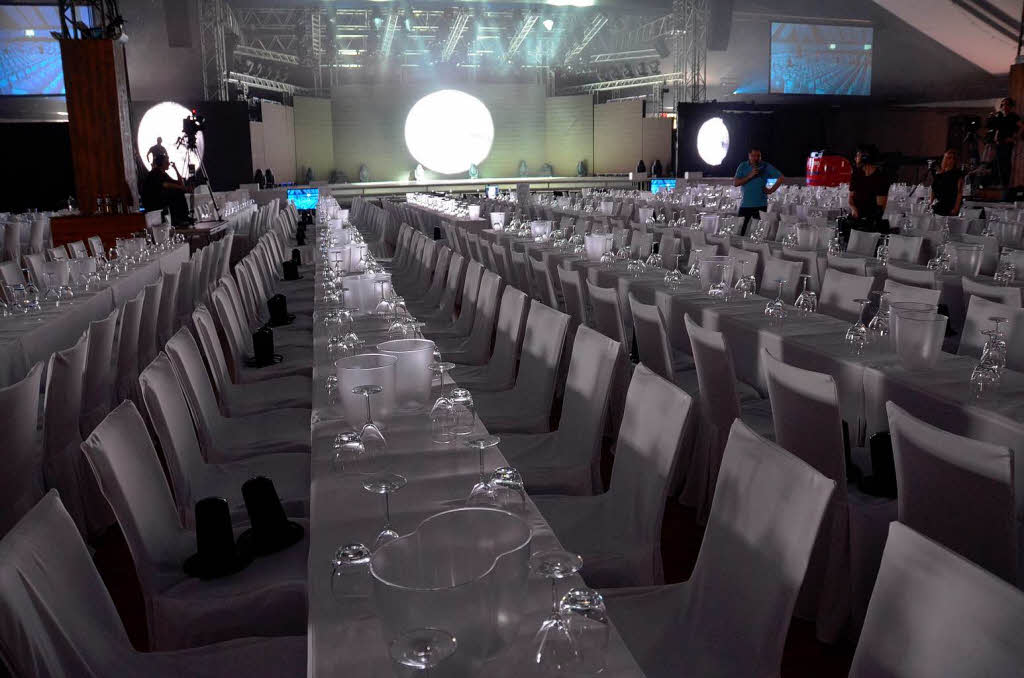 Der Saal mit der Bühne im Hintergrund, in dem die Show stattfindet. Der Saal mit der Bühne im Hintergrund, in dem die Show stattfindet.
