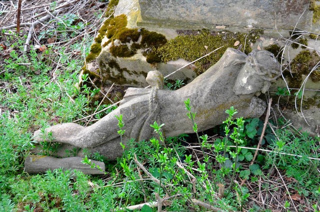 Am Boden: Der Torso der Christusfigur ...am stehen gebliebenen Sockel abgelegt.  | Foto: Manfred Frietsch