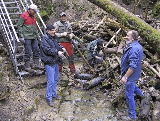 Mit tatkrftigem Einsatz haben Mitglie...chden in der Engeschlucht beseitigt.   | Foto: Karla Scherer