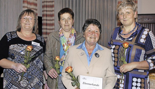Urusla Eisenbeis (2.  von links) im Kr...Schneble,  Gerda Roth und  Renate Kirn  | Foto: FSSEL