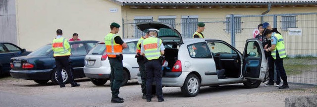 Personalien und Fahrzeuge werden kontr... Kantonspolizei arbeiten Hand in Hand.  | Foto: SENF
