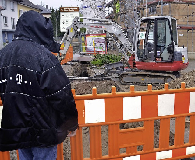 Ein Mitarbeiter der Telekom am Ort des Geschehens   | Foto: M. Weber-Kroker