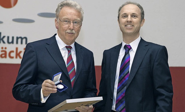 Landrat Tilman Bollacher (rechts) ber...ckingen geht Lunke in den Ruhestand.   | Foto: Frank Linke