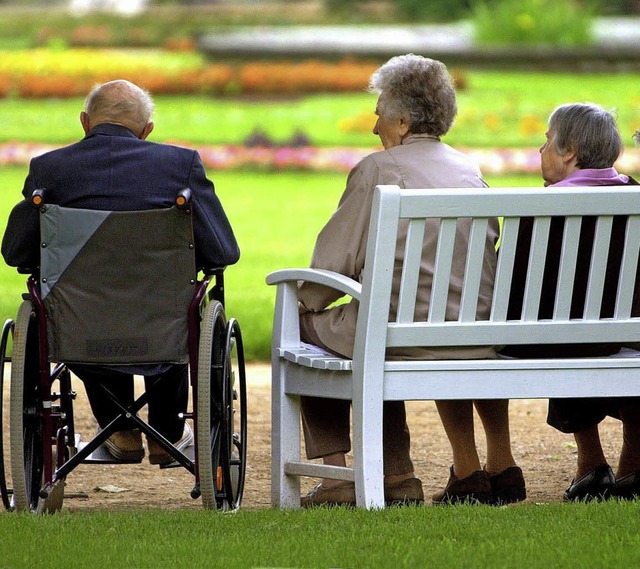Wenn Senioren zusammenkommen haben sie... indes Gewhr, dass auch alle zuhren.  | Foto: dpa