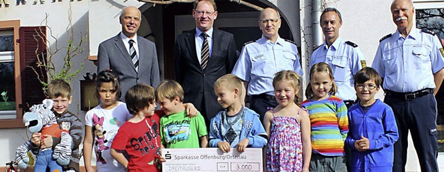Mit Vorschulkindern des Franz-Walz-Kin...erer (Leiter der Verkehrsprvention).   | Foto: Sparkasse