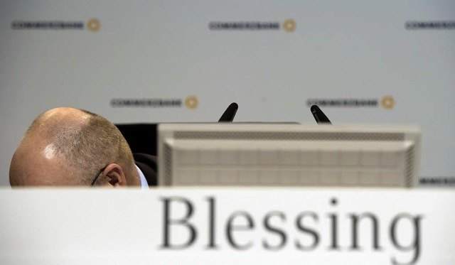 Commerzbankchef  Blessing blickt whrend der Hauptversammlung unter den Tisch.   | Foto: dpa