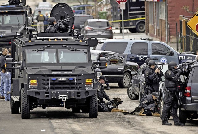 Spezialeinheiten umstellen auf der Suche  nach dem Flchtigen ein Gebude.    | Foto: DPA