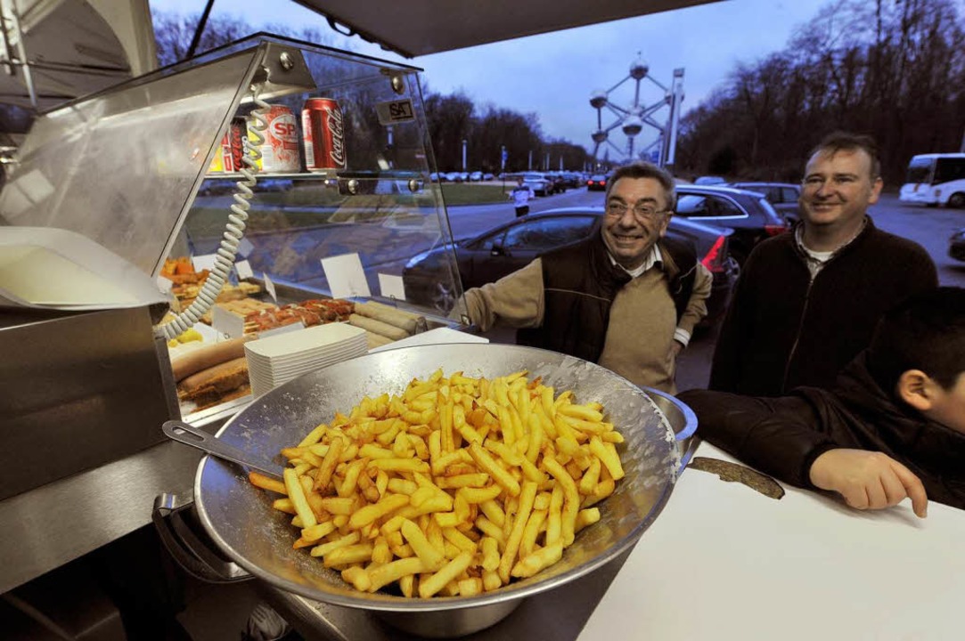 Warten auf das Leibgericht: Kunden ein...sbude in Brssel (hinten das Atomium).  | Foto: AFP