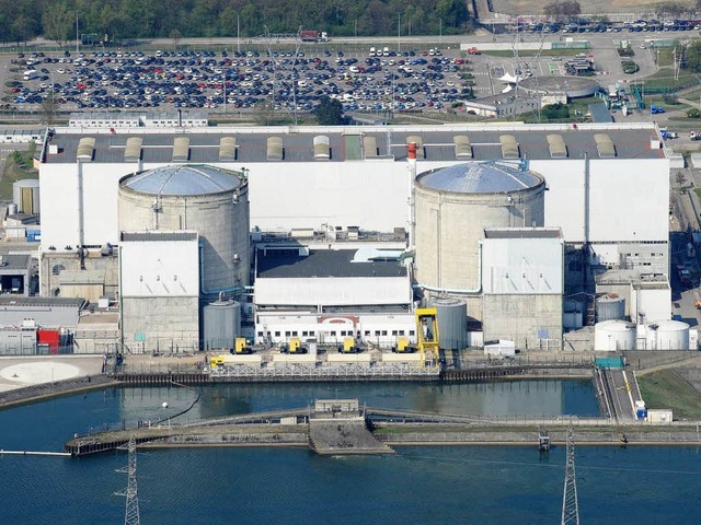 Die beiden Atomreaktoren des Kraftwerks Fessenheim   | Foto: dapd
