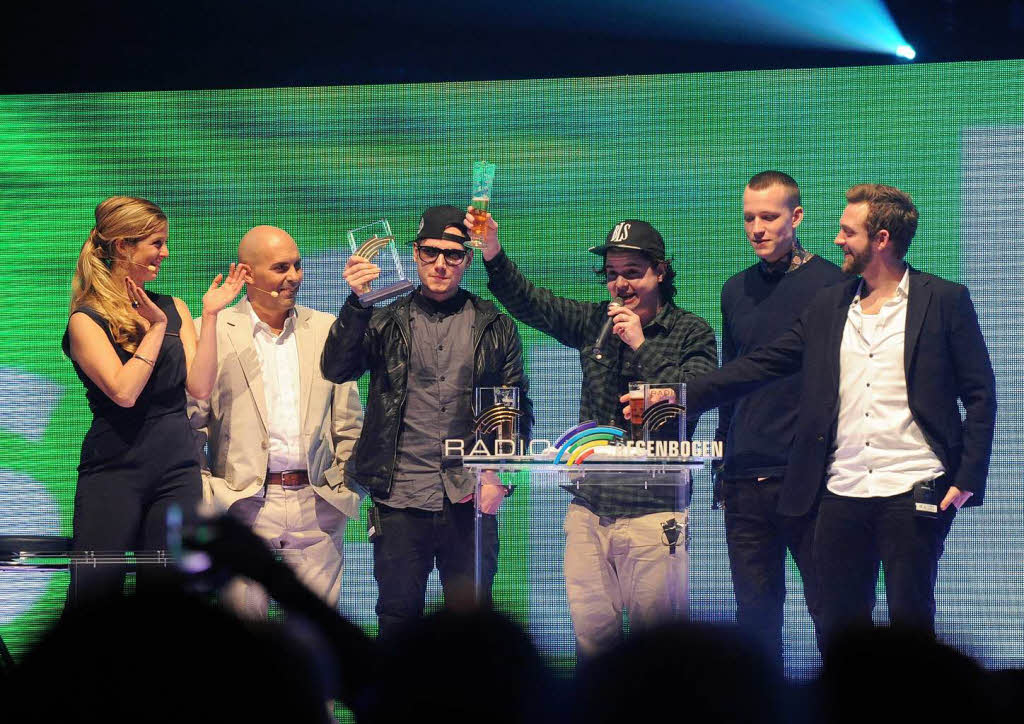 Die Band Lukas Graham nimmt den Award entgegen. Die Band Lukas Graham nimmt den Award entgegen.