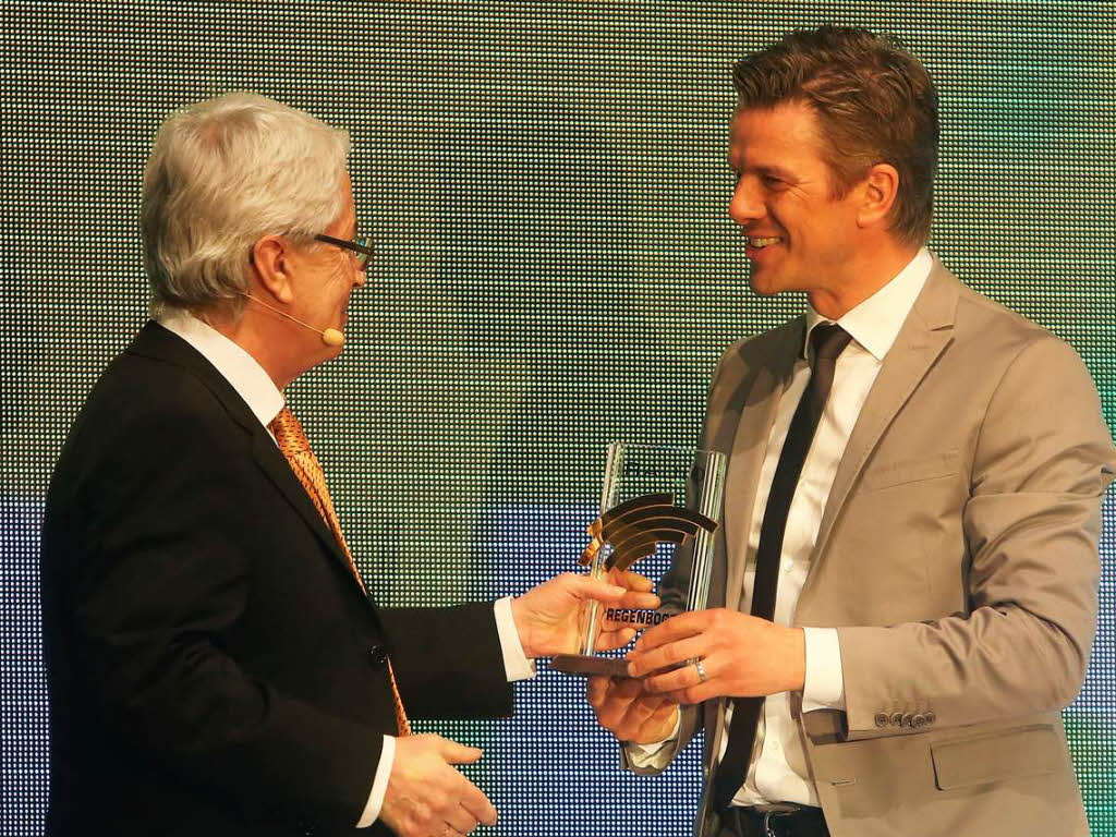 Frank Elstner übergibt Markus Lanz den Preis als Medienmann 2012. Frank Elstner übergibt Markus Lanz den Preis als Medienmann 2012.