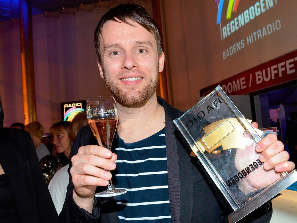 Kris mit Preis und Sekt. Kris mit Preis und Sekt.