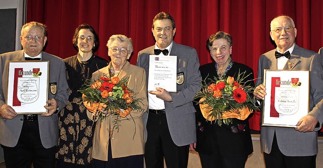 Ehrungen beim Festakt (v.l.): Hans Bar... Christel Trndle und Helmuth Trndle.  | Foto: Luisa Denz