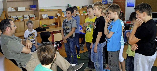 Bundespolizeibeamter Thomas Schlageter erklrt den Kindern die Bootsbung   | Foto: Beatrice Ehrlich