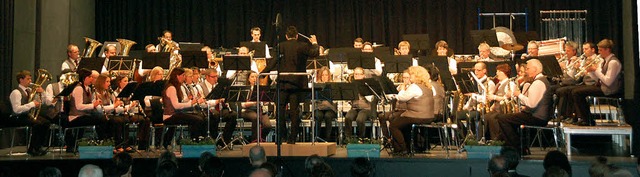 Der Musikverein Oberhausen spielte unt...Simon Huck ein begeisterndes Konzert.   | Foto: Schimanski