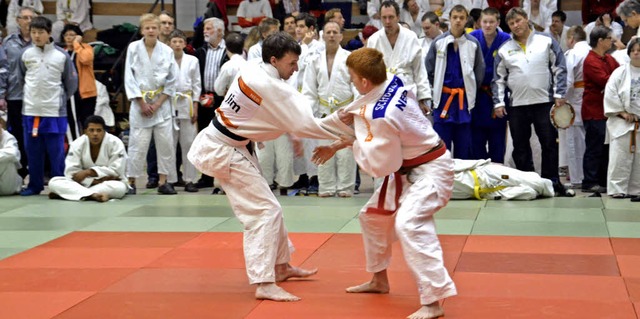 Rund 290 Judoka traten am Samstag in der Hochrheinhalle auf die Matten.  | Foto: Martina Weber-Kroker