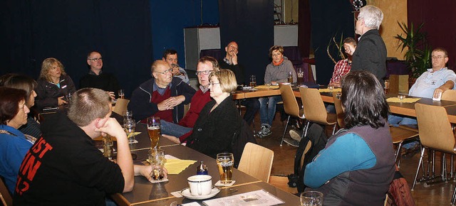 Die knftige Versorgung mit Zgen besc...mer  beim Brgerstammtisch in Istein.   | Foto: cremer