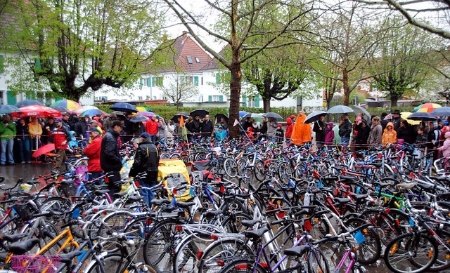 Andrang trotz des Regens &#8211; 142 R...selten an der Velobrse den Besitzer.   | Foto: SEDLAK