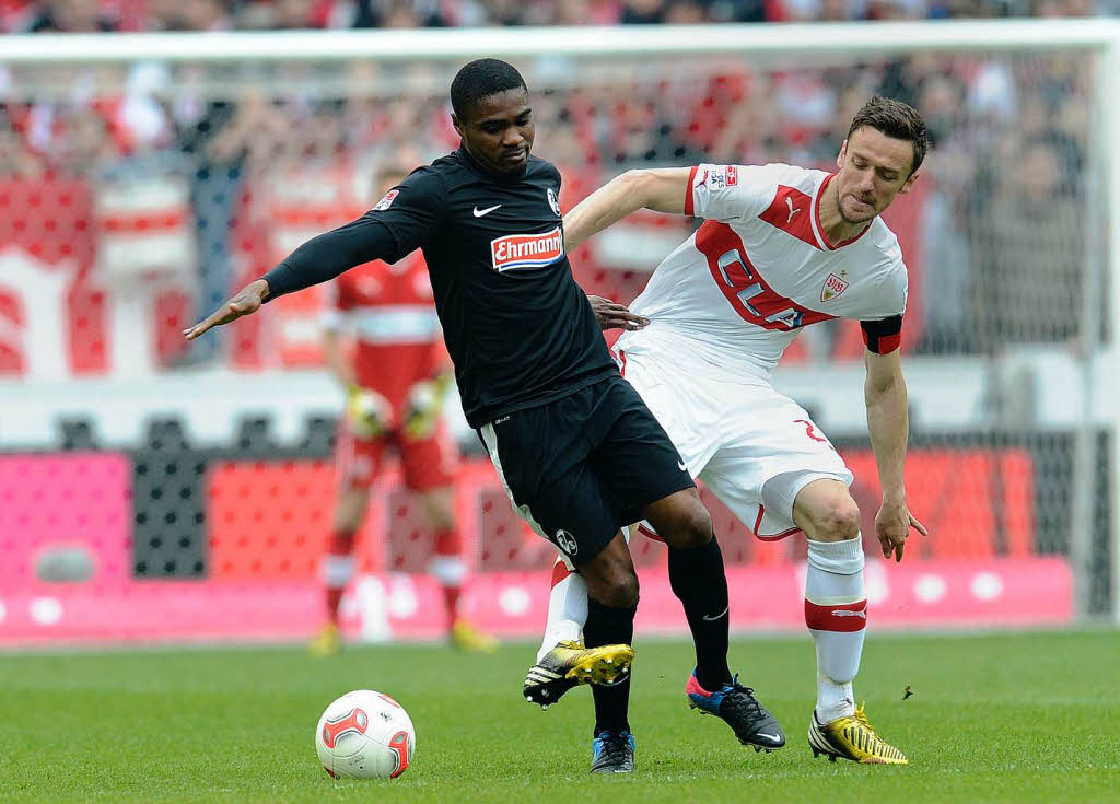 Cedrick Makiadi im Zweikampf mit Christian Gentner.