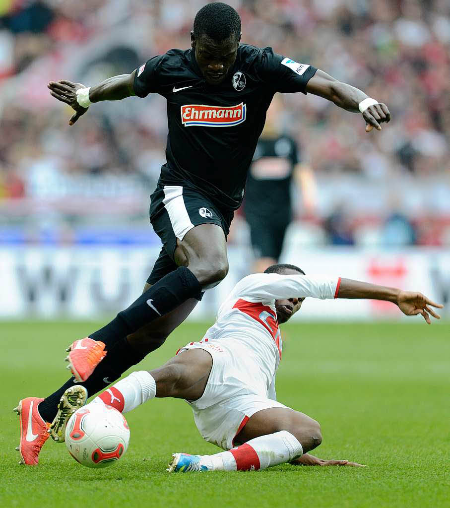 Stuttgarts Boka versucht Diagne zu stoppen.