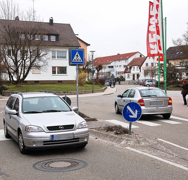 Wieder aufgetragen wurden die Wartelin...chgngig zur Vorfahrtsstrae geworden.  | Foto: Frank Kiefer