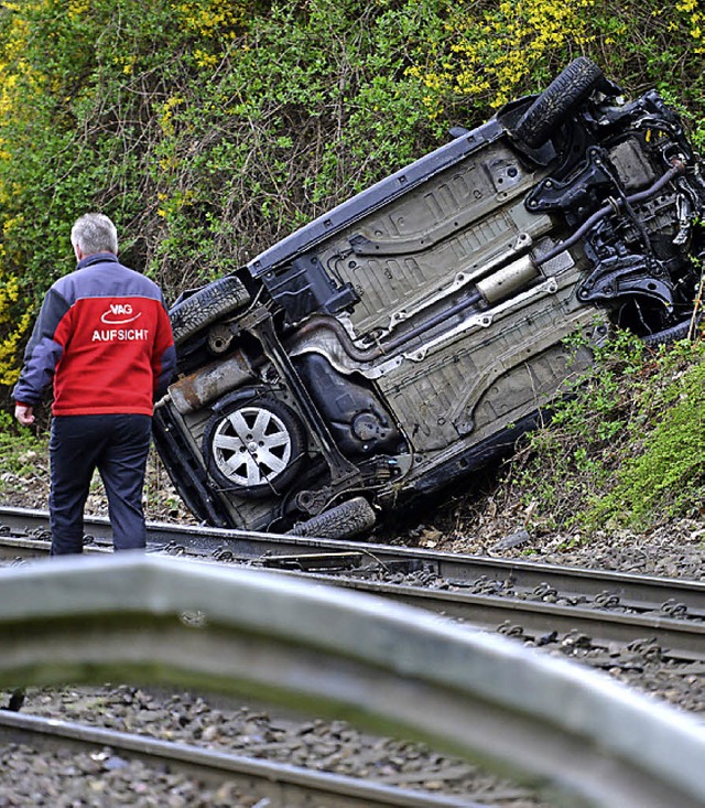 Der Citroen landete neben den Straenbahnschienen.   | Foto: P.Seeger