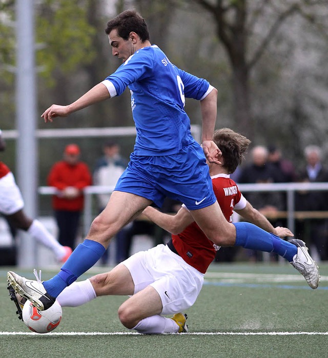 FFC-Spieler Thomas Waldvogel im Laufduell mit Fabian Schoch, dem SVO-Torjger.  | Foto: Klein Andreas