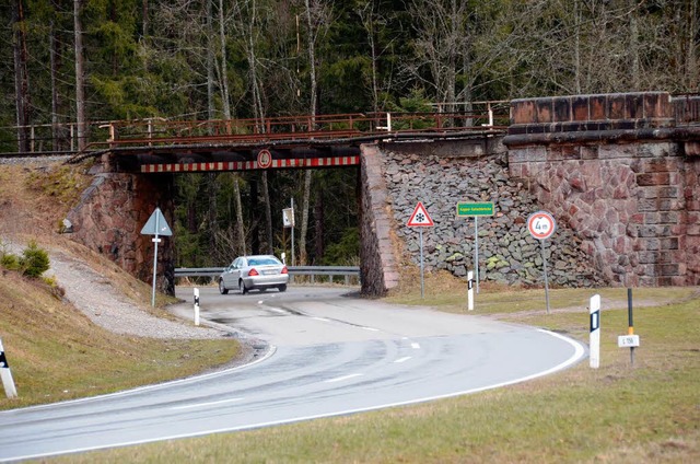 Zu niedrig, zu eng: Die Durchfahrt Kap...tachbrcke wird dieses Jahr erneuert.   | Foto: Ralf Morys