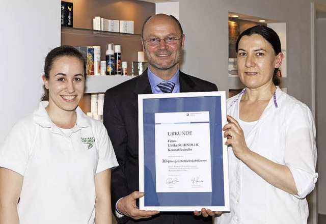 Christof Burger gratuliert Ulrike Schi...gen Bestehen ihres  Kosmetik-Studios.   | Foto: Gabriele Zahn