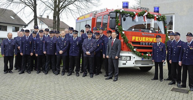 Fahrzeugweihe: Brgermeister Jrgen Sc...nd Feuerwehrleute vor dem neuen LF 10.  | Foto: Roland Vitt