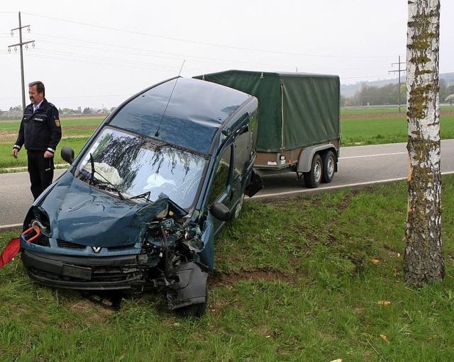 Ein Auto mitsamt Anhnger kam gestern ... ab und schleuderte gegen eine  Birke.  | Foto: cremer