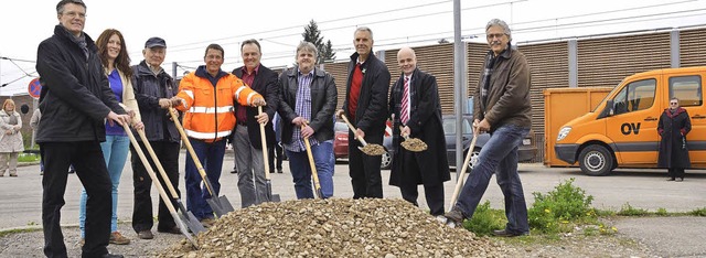 Spatenstich am Eimeldinger Bahnhofsvor...nger vom Planungsbro Rapp Regioplan.  | Foto: Langelott