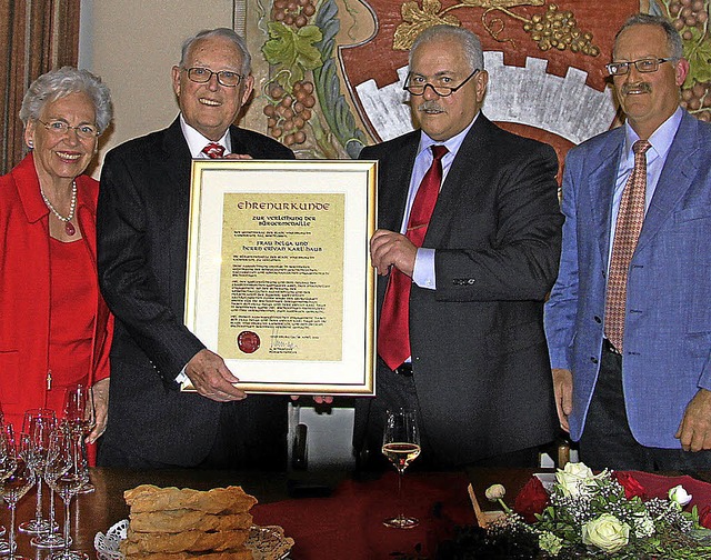 Das Ehepaar  Haub (links) wurde von B...lle der Stadt Vogtsburg ausgezeichnet.  | Foto: herbert trogus
