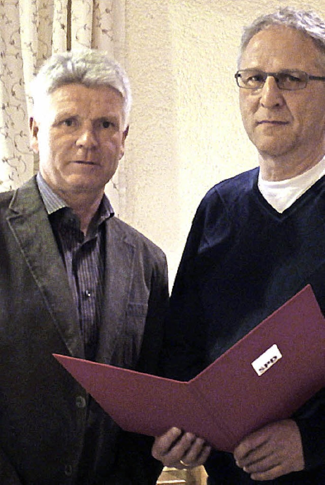 Fr 40 Jahre Mitgliedschaft in der SPD...Mussler (rechts) von Alois Lai geehrt.  | Foto: mller