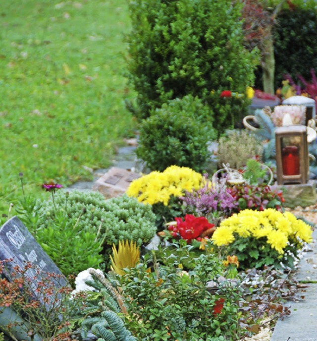 Blumenschmuck auf dem Waldfriedhof in ...ernen (rechts oben) abgesehen hatten.   | Foto: FRank Kiefer