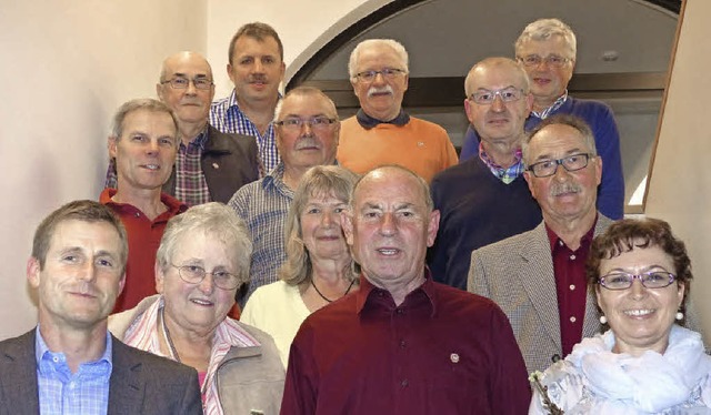 Jahrzehntelang treue Mitglieder ehrten...) und Vize Hubert Ruf (hinten links).   | Foto: frank leonhardt