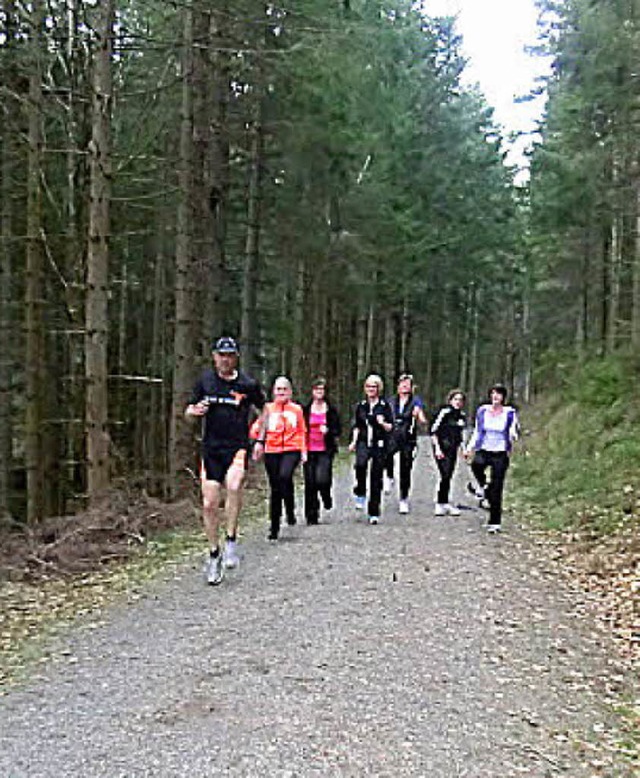 Lauftreffleiter Peter Steck betreut La...eigt ihnen verschiedene Lauftechniken.  | Foto: Martha Weishaar