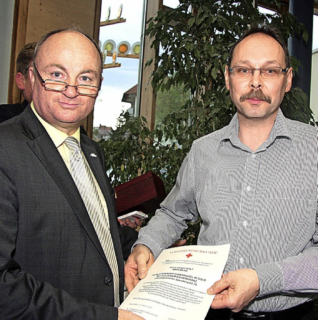 Jrgen Kalt (links) wird von Dietmar Benz fr 75 Blutspenden ausgezeichnet.   | Foto: sandra decoux-kone